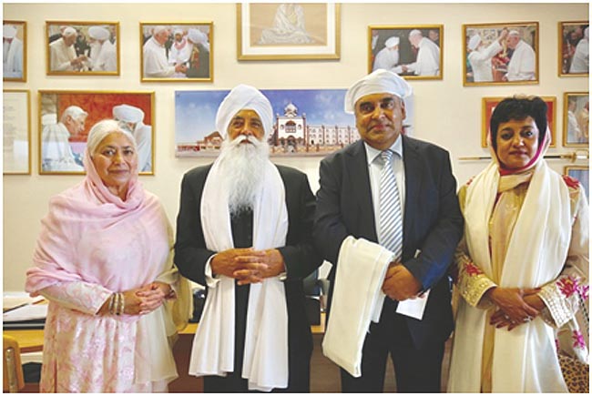 [From left to right] Mrs. Baldev Kaur Ahluwalia, wife of Bhai Sahib Ji; Bhai Sahib Mohinder. credit © GNNSJ